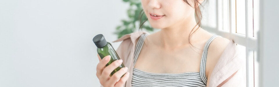 瓶を持つ女性