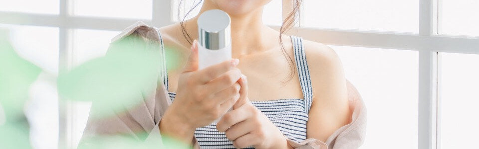 美容液を手に持つ女性
