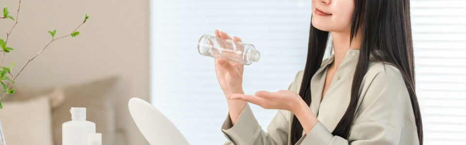 スキンケアをする女性