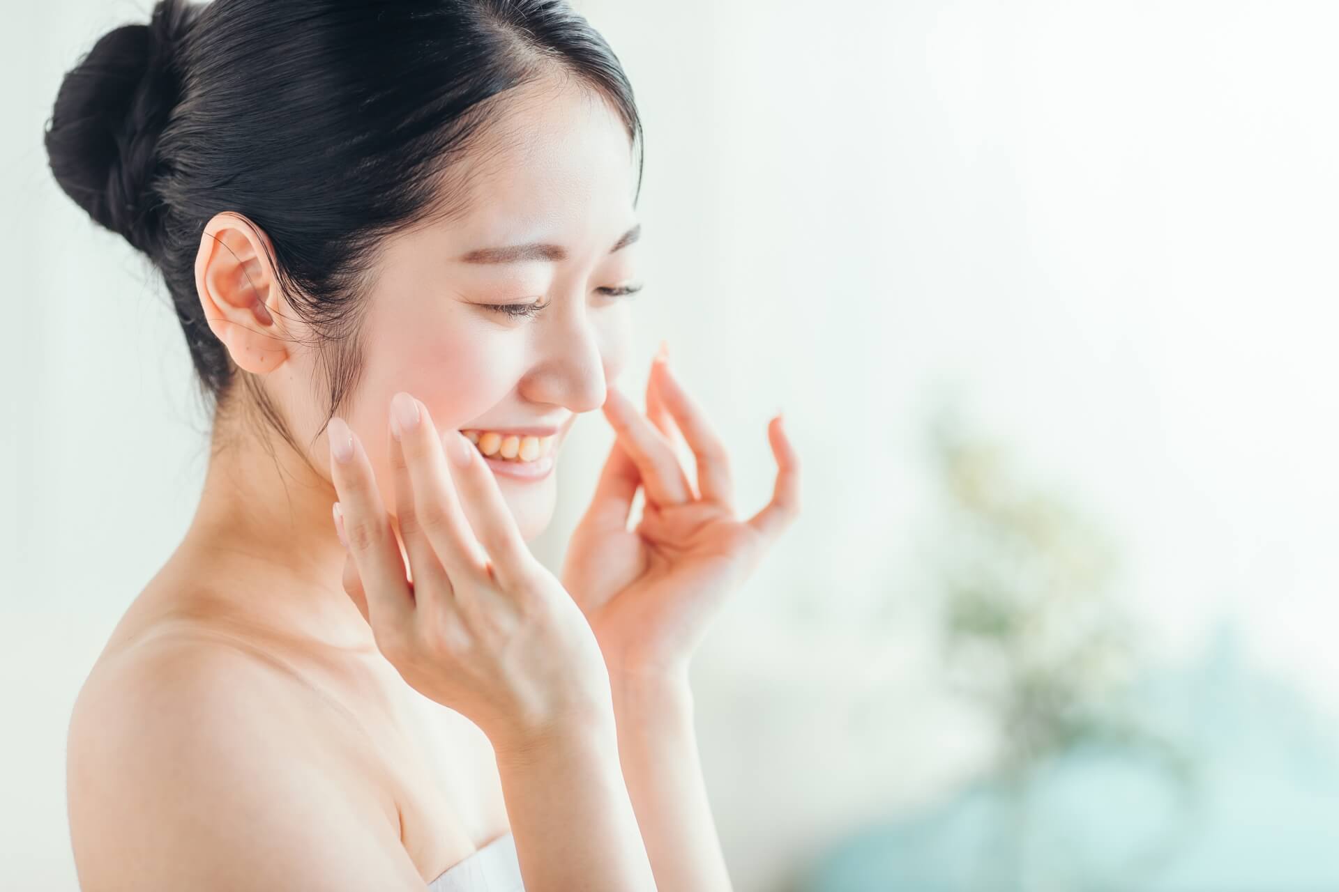 スキンケアを楽しむ笑顔の女性