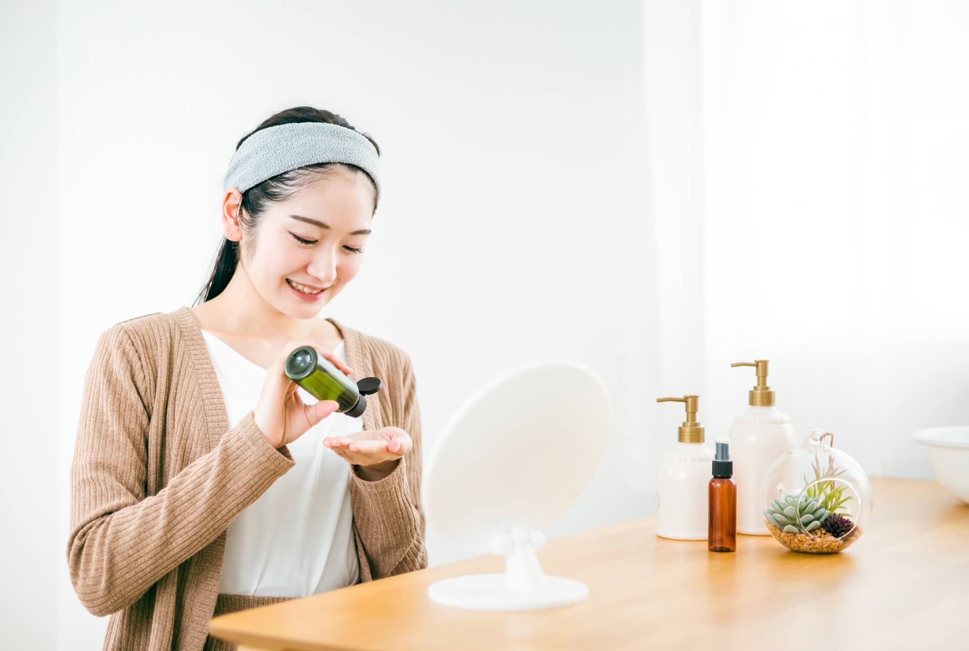 自然な環境でスキンケアを楽しむ女性