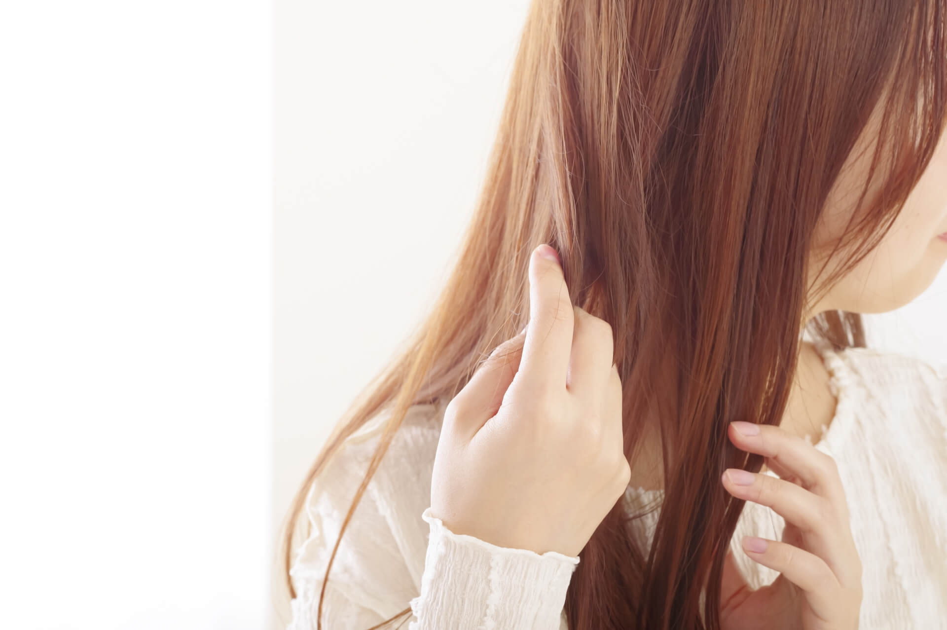 健康的な髪を触る女性の手